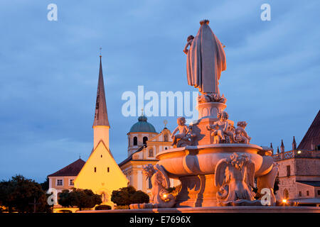 Statue der Maria, Magdalenakirche Kirche und der Turm der Kapelle von Grace auf dem Kapellplatz Platz in Altötting in der Nacht, obere Stockfoto