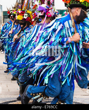 Eine Gruppe von Morris Dancers beim Swanage Folk Festival. Stockfoto