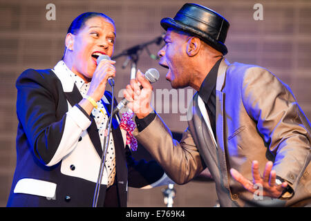 Pauline Black und Arthur "Lücken" Hendrickson von The Selecter Bazant Pohoda Festival, Trencin, Slowakei, 11. Juli 2014 spielen Stockfoto