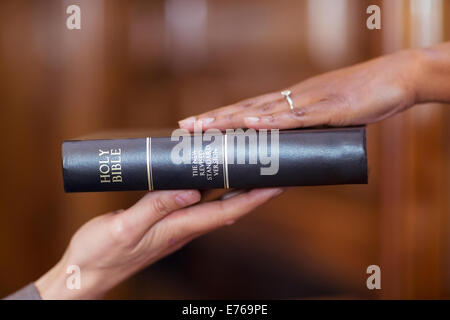 Gerichtsvollzieher geben Eid Zeuge Stockfoto