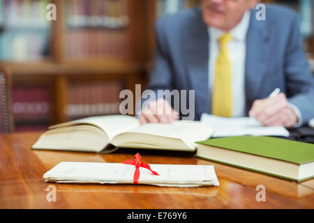 Rechtsanwalt in Kammern recherchieren Stockfoto