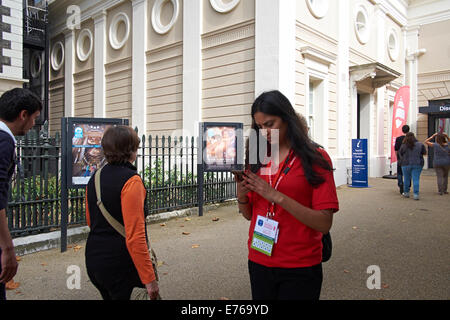 Greenwich, London - Werbung Horten Adshells rund um die Cutty Sark und National Maritime Museum, Stockfoto