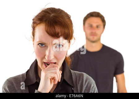 Besorgt Frau mit Mann hinter Stockfoto