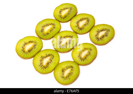 Geschnittenen Kiwi Früchten isoliert auf einem weißen Studio-Hintergrund. Stockfoto