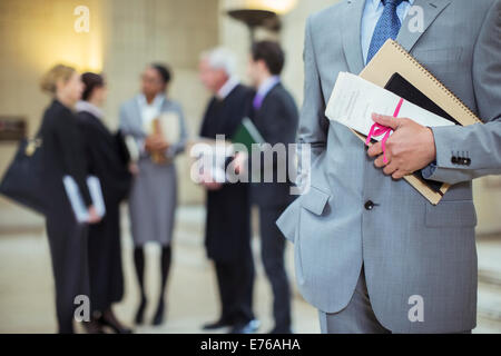 Anwalt hält Rechtsdokumente im Gerichtsgebäude Stockfoto