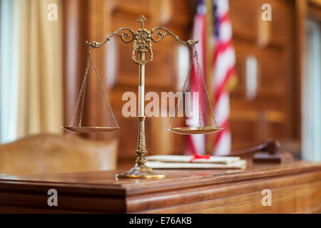 Waage der Gerechtigkeit auf der Richter-Bank Stockfoto