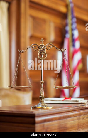 Waage der Gerechtigkeit auf der Richter-Bank Stockfoto