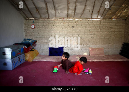 Kabul, Afghanistan. 8. Sep, 2014. Afghanische vertriebene Kinder spielt am 8. September 2014 mit dem Spielzeug unter einem temporären Zelt in Kabul, Afghanistan. © Ahmad Massoud/Xinhua/Alamy Live-Nachrichten Stockfoto