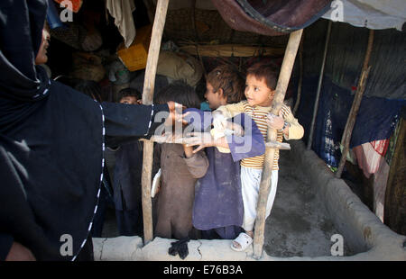 Kabul, Afghanistan. 8. Sep, 2014. Afghanische vertriebene Kinder spielen unter einem temporären Zelt in Kabul, Afghanistan am 8. September 2014 © Ahmad Massoud/Xinhua/Alamy Live News Stockfoto