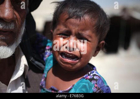 Kabul, Afghanistan. 8. Sep, 2014. Eine Vertriebene Kind schreit auf 8. September 2014 außerhalb ein temporäres Zelt in Kabul, Afghanistan. © Ahmad Massoud/Xinhua/Alamy Live-Nachrichten Stockfoto