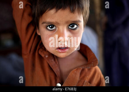 Kabul, Afghanistan. 8. Sep, 2014. Ein afghanische Flüchtlinge Kind steht unter einem temporären Zelt in Kabul, Afghanistan am 8. September 2014. © Ahmad Massoud/Xinhua/Alamy Live-Nachrichten Stockfoto