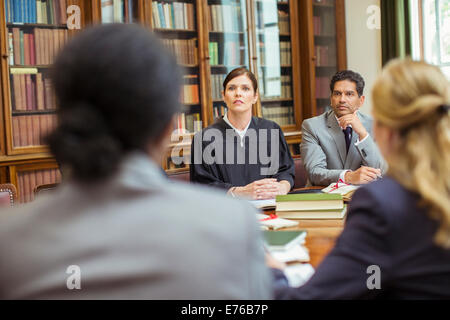 Richter und Anwälte sprechen in Kammern Stockfoto