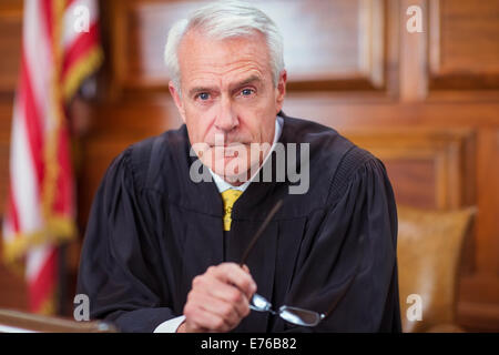 Richter sitzen hinter Richter Bank vor Gericht Stockfoto