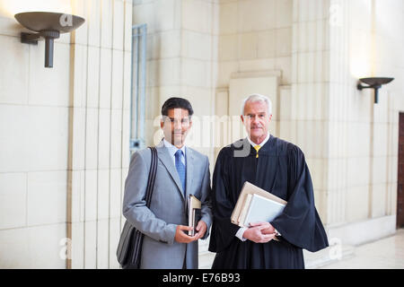 Richter und Anwalt zusammen im Gerichtsgebäude Stockfoto