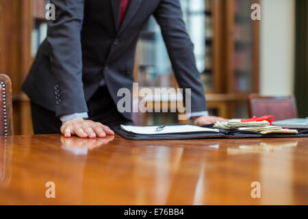Rechtsanwalt, stützte sich auf Tabelle in Kammern Stockfoto