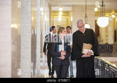 Richter und Anwalt sprechen im Gerichtsgebäude Stockfoto