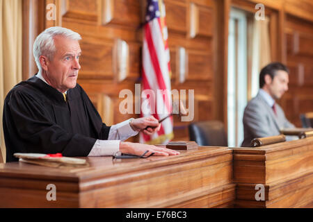 Hämmern Richterhammer vor Gericht Stockfoto