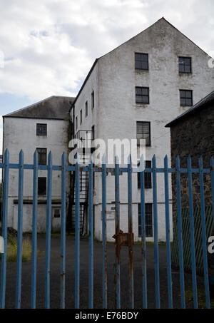 Sicherheitsschleusen außerhalb einer stillgelegten Mühle in Innerleithen, Scottish Borders gesperrt. Stockfoto