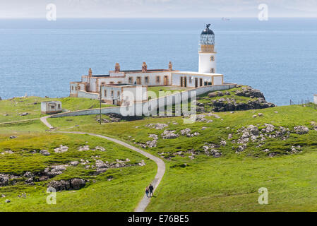 Wanderer auf Fußweg zur landschaftlich Point Leuchtturm, Isle Of Skye, Schottland, Vereinigtes Königreich Stockfoto