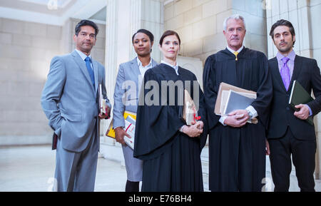 Richter und Anwälte zusammenstehen im Gerichtsgebäude Stockfoto