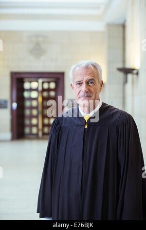 Richter, die lächelnd im Gerichtsgebäude Stockfoto