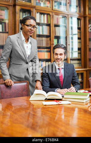 Rechtsanwälte, die forschen gemeinsam in Kammern Stockfoto