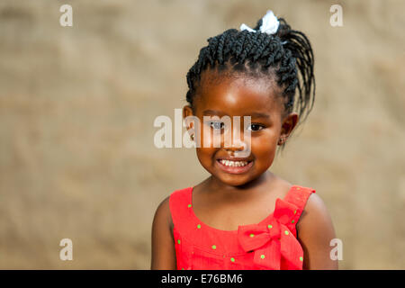 Porträt von afrikanischen Mädchen mit geflochtenen Haaren im freien hautnah. Stockfoto