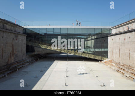 Der M/S Maritime Museum of Denmark in Helsingør, Dänemark. Hinter dem Glas oder in der Mitte sehen wir den Hörsaal. Stockfoto