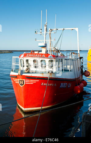 Red Fischerboot im Amble Harbour, UK Stockfoto