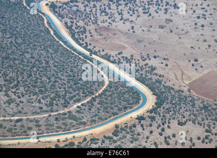 Die nationale Fluggesellschaft von Wasser führt Wasser aus dem See Genezareth in der Negev-Wüste. Die offene Rohre tragen das Wasser für den ersten Hirsch Stockfoto