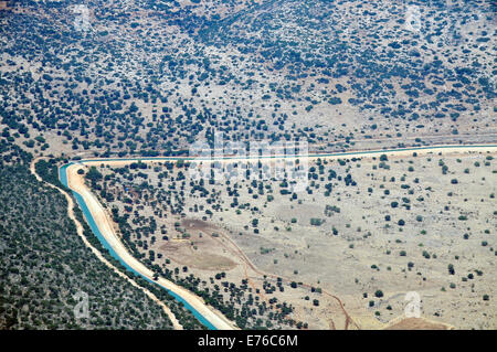 Die nationale Fluggesellschaft von Wasser führt Wasser aus dem See Genezareth in der Negev-Wüste. Die offene Rohre tragen das Wasser für den ersten Hirsch Stockfoto