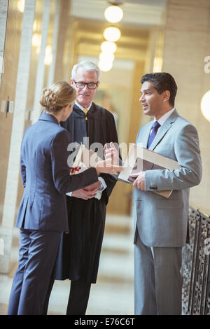 Richter und Anwälte sprechen im Gerichtsgebäude Stockfoto