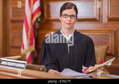 Richter, die Prüfung der Dokumente auf Richter Bank vor Gericht Stockfoto