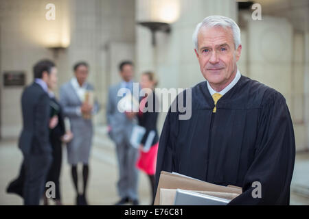 Richter halten Rechtsdokumente im Gerichtsgebäude Stockfoto