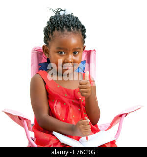 Portrait des afrikanischen Youngster mit Notizbuch tun Daumen nach oben. Isoliert auf weißem Hintergrund. Stockfoto