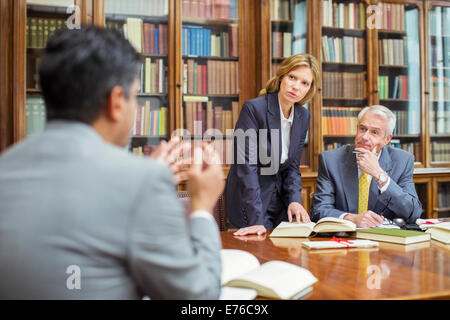 Juristen sprechen in Kammern Stockfoto