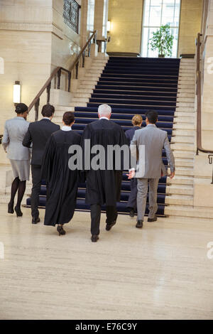 Richter und Anwälte zu Fuß durch Gerichtsgebäude zusammen Stockfoto