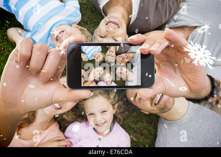 Zusammengesetztes Bild von Hand mit smartphone Stockfoto