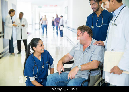Arzt und Krankenschwester im Gespräch mit Patienten im Krankenhaus Stockfoto
