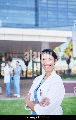 Arzt Lächeln Außenseite Krankenhaus Stockfoto