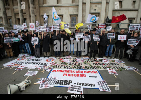 Demonstration gegen den syrischen Krieg statt auf dem Trafalgar Square. Demonstranten halten Plakate beschuldigen die türkische Regierung zur Unterstützung von Al-Qaida in Syrien wo: London, Vereinigtes Königreich bei: 2. März 2014 Stockfoto