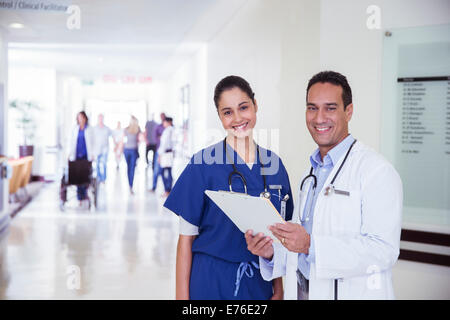 Arzt und Krankenschwester lesen medizinischen Diagramm im Krankenhaus-Flur Stockfoto