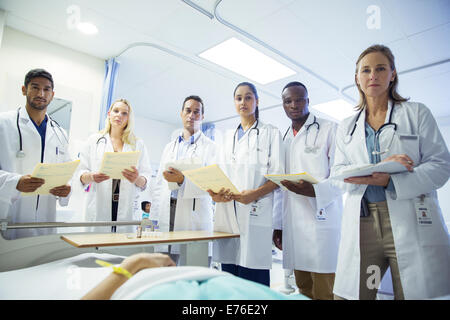 Arzt und Patienten im Krankenhausbett Einwohner Stockfoto