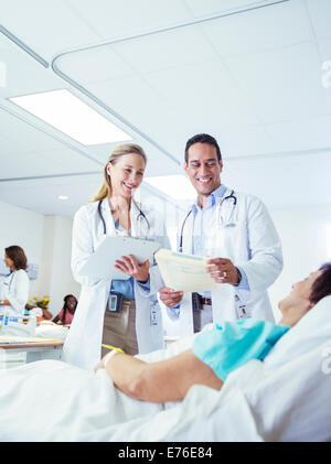 Ärzte, die Patienten im Krankenzimmer Stockfoto