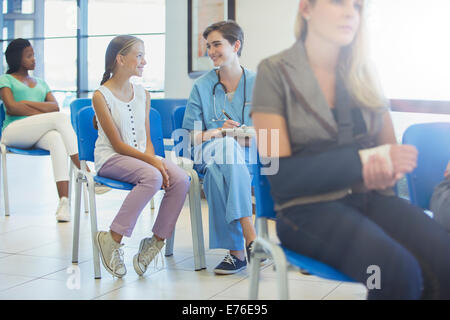 Krankenschwester und Patient im Krankenhaus sprechen Stockfoto