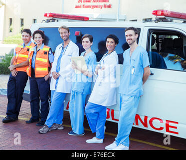 Ärzte, Krankenschwestern und Sanitäter im Krankenwagen stehen Stockfoto