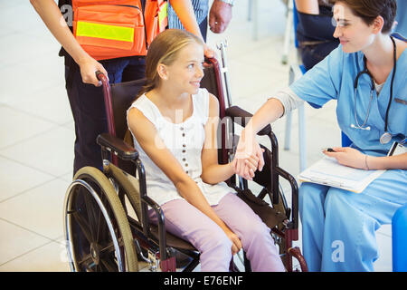 Krankenschwester und Patient Hand in Hand im Krankenhaus Stockfoto