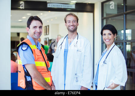 Ärzte und Sanitäter Lächeln Außenseite Krankenhaus Stockfoto