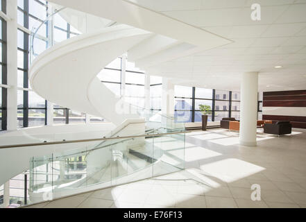 Wendeltreppe im modernen Gebäude Stockfoto