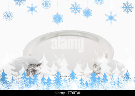 Zusammengesetztes Bild von behandschuhten Händen mit silbernen Tablett Stockfoto